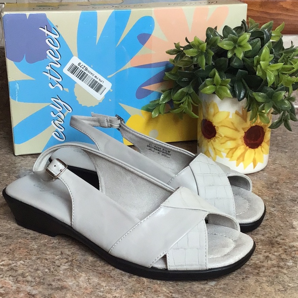 NWT-  pretty Sandal, light gray